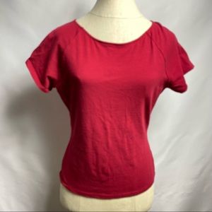 Q.U.E women top size S dark red shortsleeve open on the Back